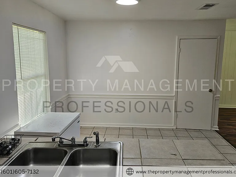 1732 Brookhollow Cir — Photo 9