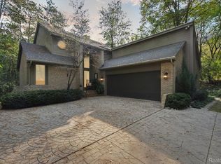 202 Nakomis Trl, Lake Orion, MI 48362