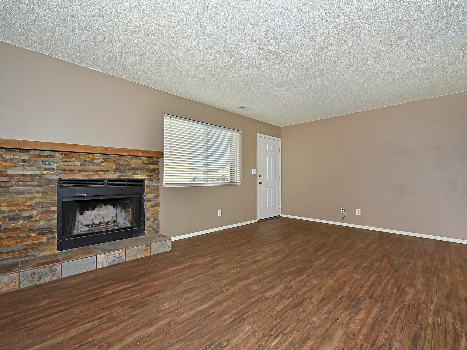 2 bed, 1.5 bath, 1152 sqft, $1,495 — Photo 2