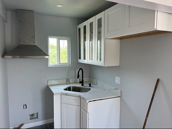 4th image of 2638 3/4 Pine Pl