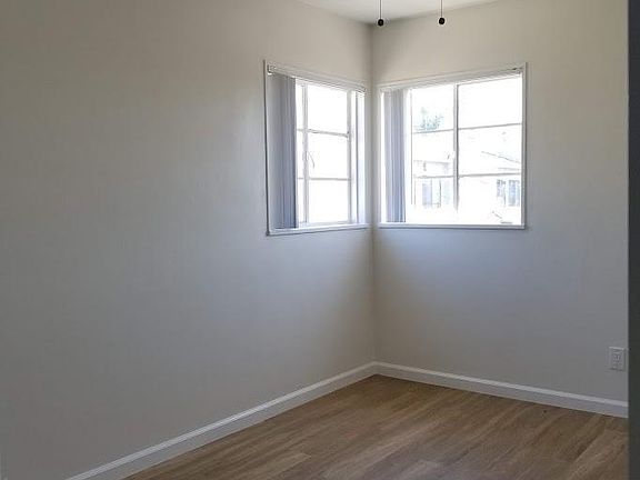 5th image of 939 E Washington Ave #13