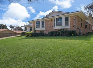512 Mountain Lake Dr, Woodway, TX 76712