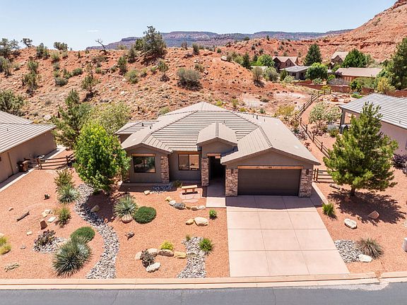 2nd image of 474 NE Los Barrancos Ln