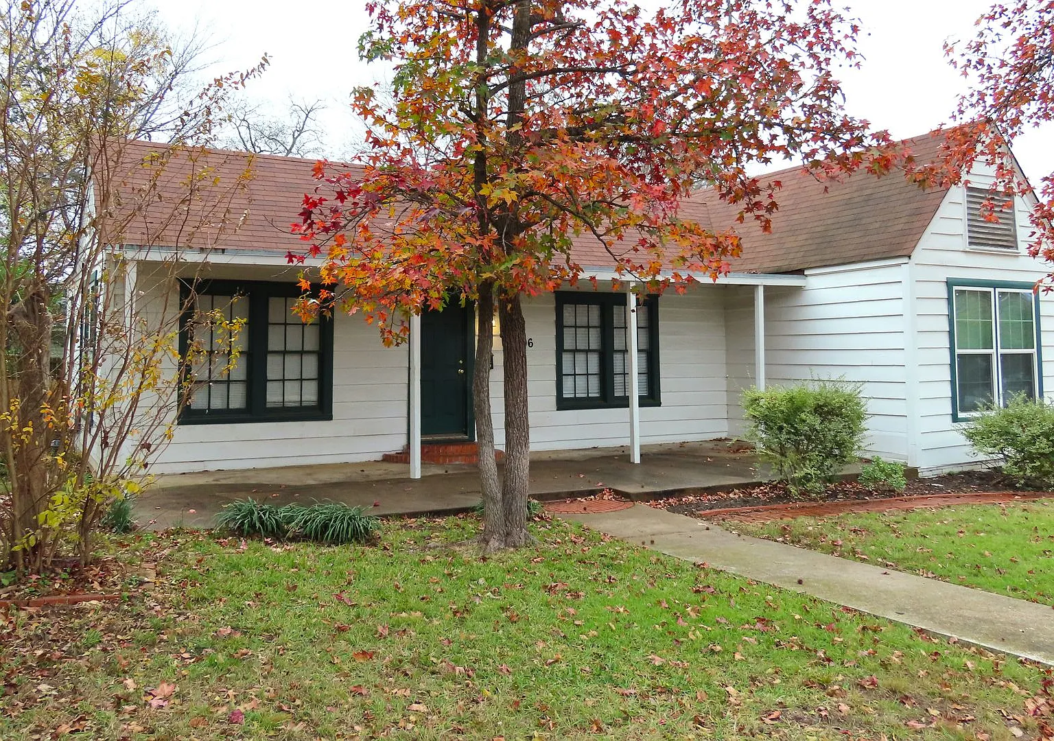 Spacious 3 Bedroom, 2 Bath Home w/Bonus Room! — Photo 2