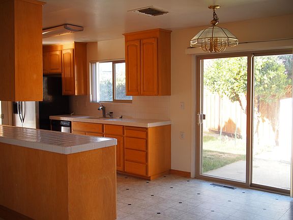 4th image of 681 Parkdale Dr