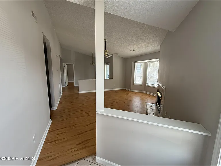 102 Breezewood Dr — Photo 2