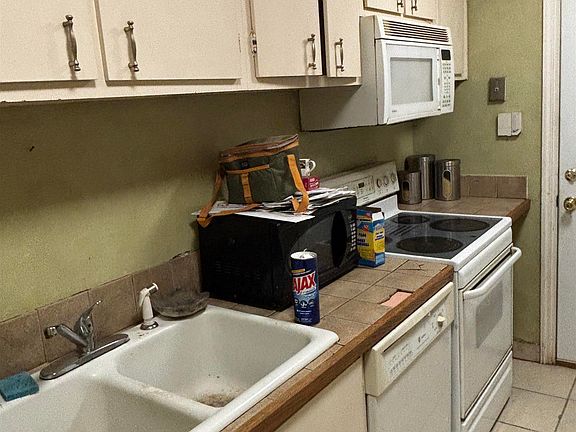 3rd image of 27 Royalgate Dr