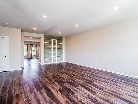 3rd image of 5650 Lanteen St