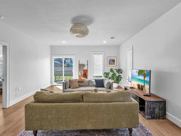 554 E Mitchell St — Photo 28