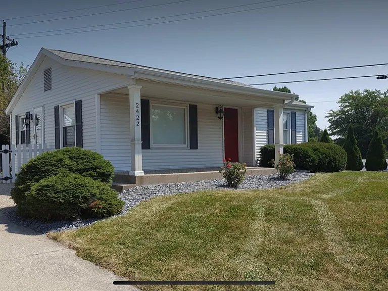 2422 Sycamore Ln — Photo 1