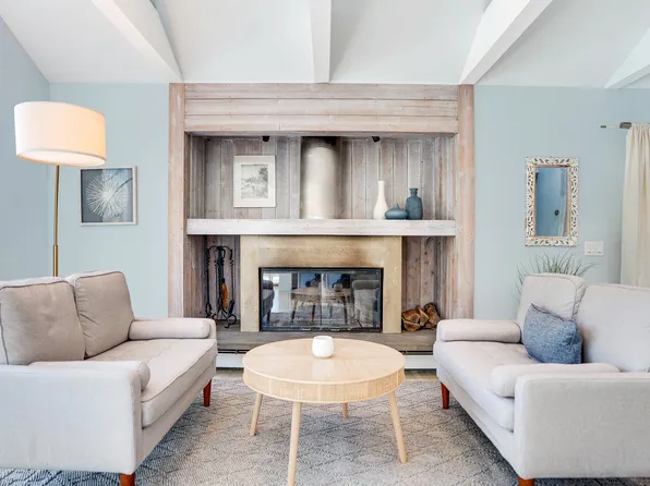 19 4th St, East Hampton, NY 11937