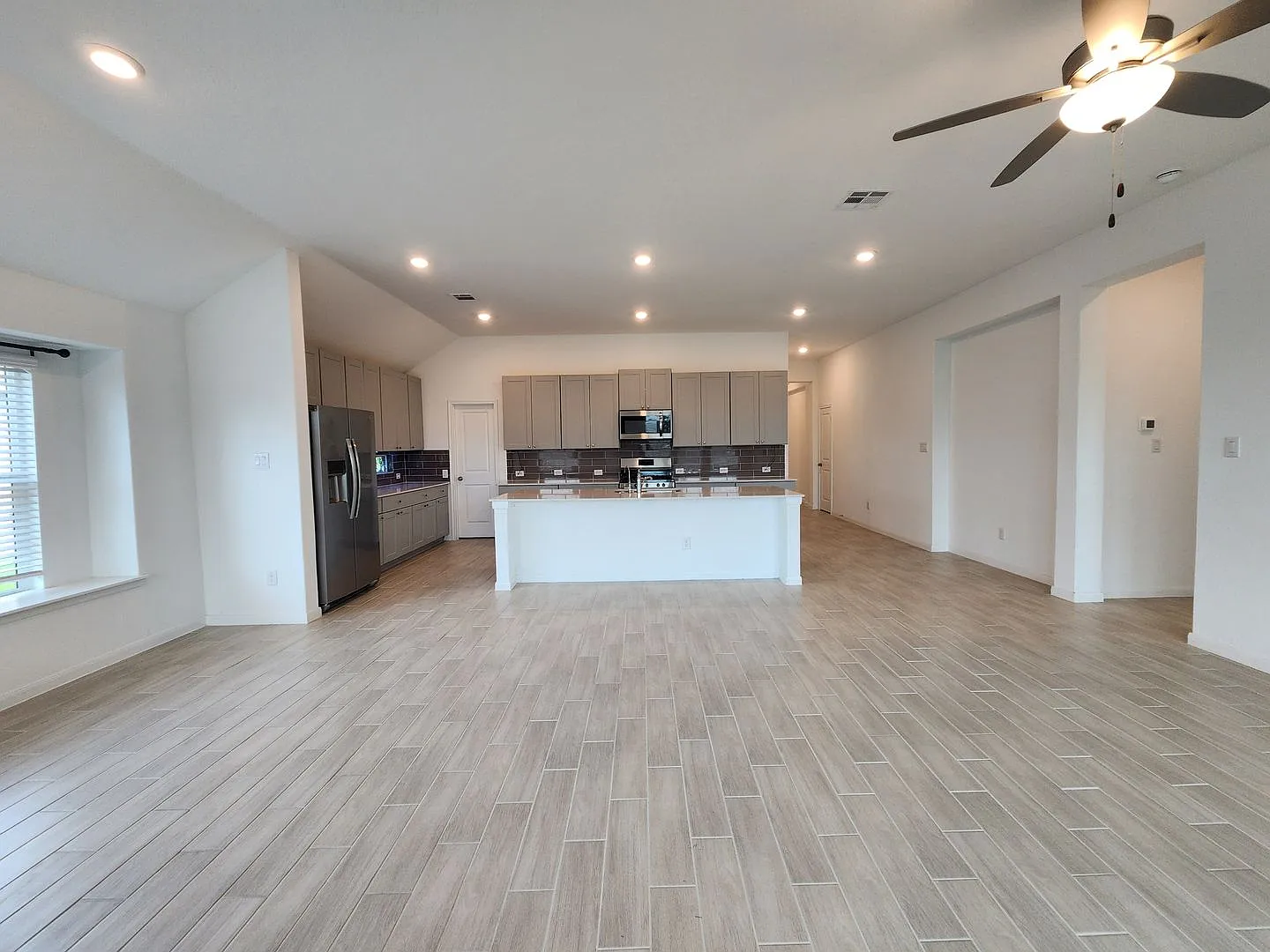 Navarro Ranch 4/3/2 with a Bonus Room / Fridge Included/ Covered Patio / Fenced in Yard / Navarro... — Photo 4
