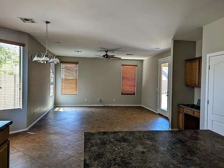 4937 W Desert Ln — Photo 4