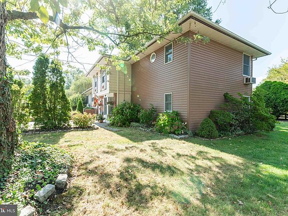 3rd image of 10 Delaware Dr