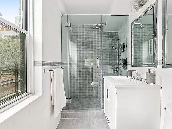 4th image of 340 E 64th St APT 4C