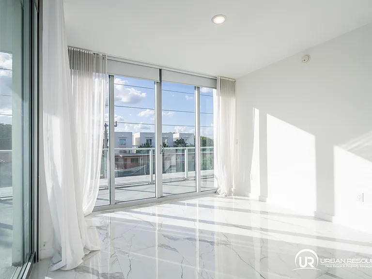 8425 Crespi Blvd #304 — Photo 43