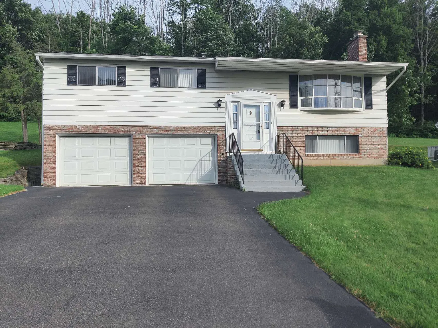 3 bed, 1904 sqft, $2,300 — Photo 1