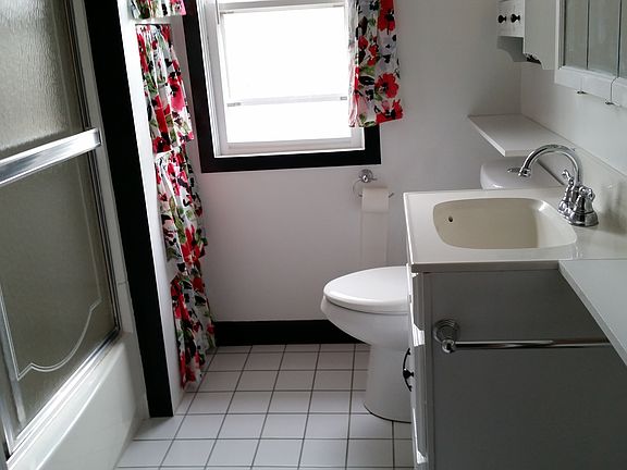 Full bath w/ lots of storage