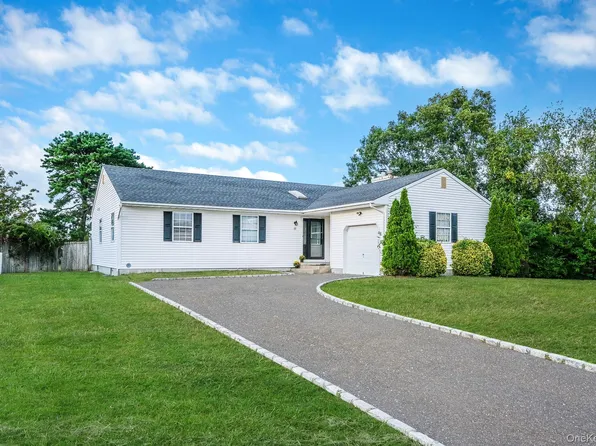 15 Sun Valley Lane, Bellport, NY 11713