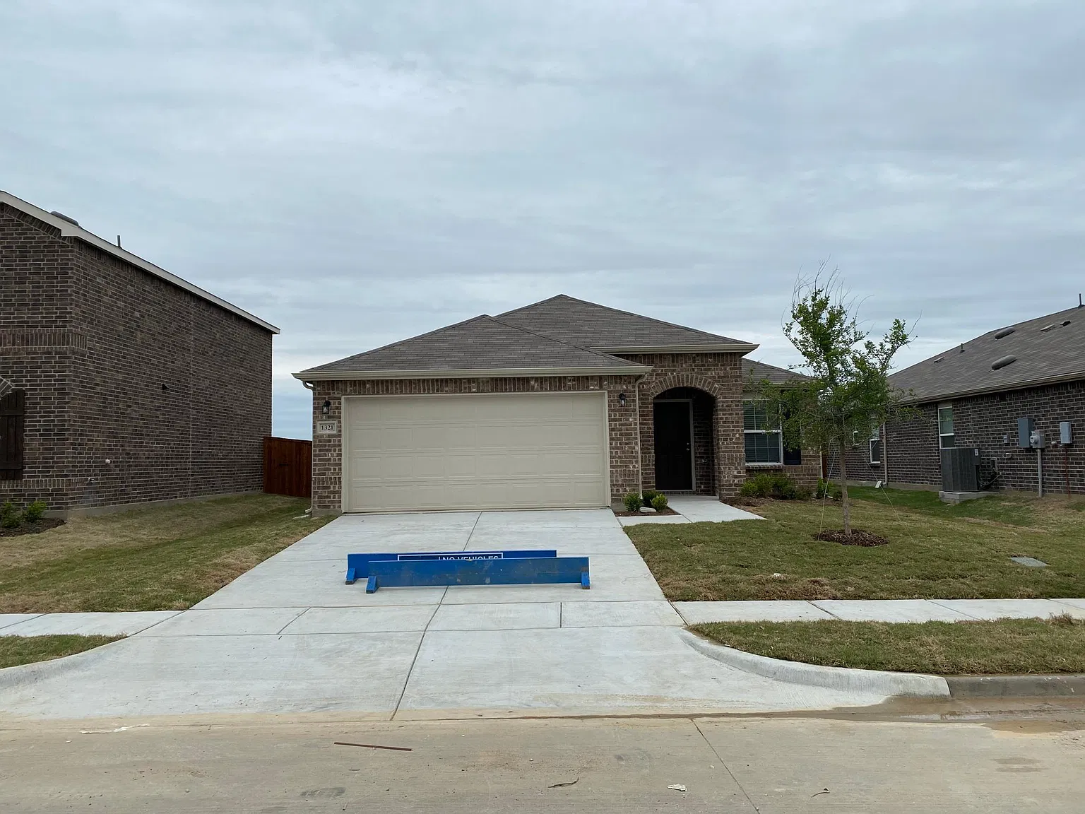 1321 Vernon Dr — Photo 2