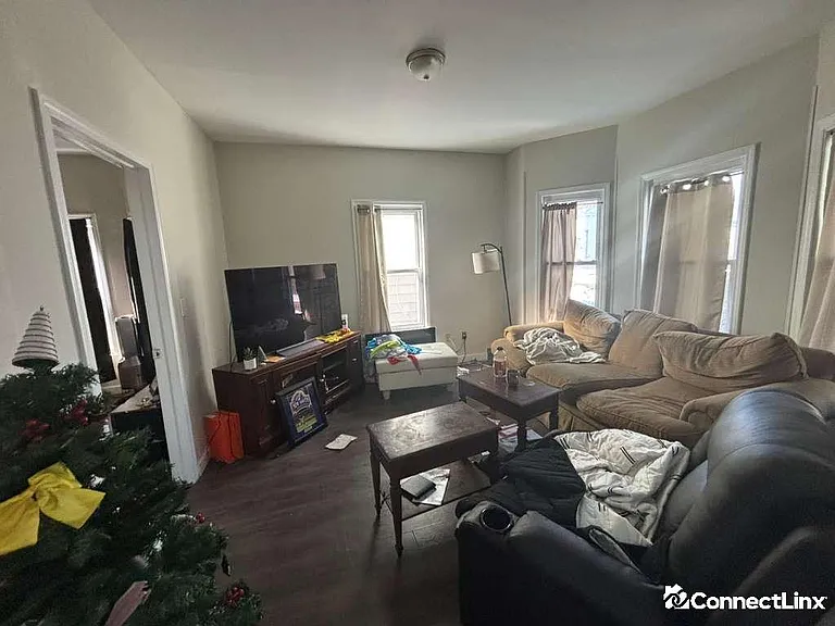 310 Noble St — Photo 9