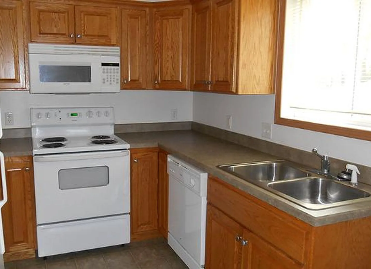 Dickinson Townhomes — Photo 3