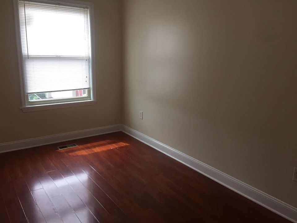 2nd image of 2005 W Oxford St #3