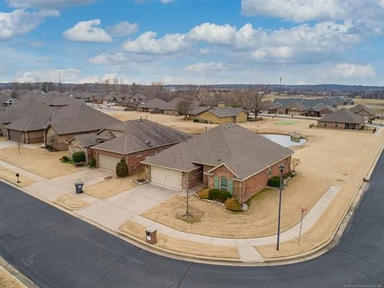 10724 Masters Cir — Photo 23