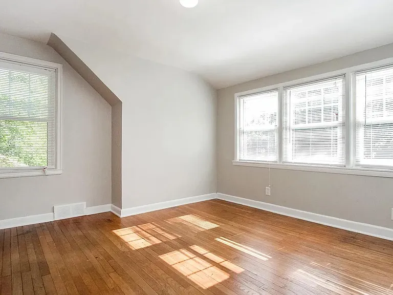 330 N Franklin Ave — Photo 10