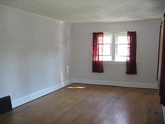 4th image of 2522 Farrington St
