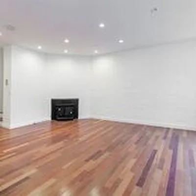 Rented by R New York | media 30