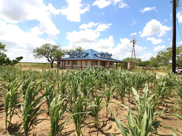 101 County Road 135, Floresville, TX 78114