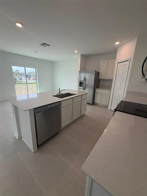 4 bed, 3.5 bath, 2400 sqft, $2,000 — Photo 2