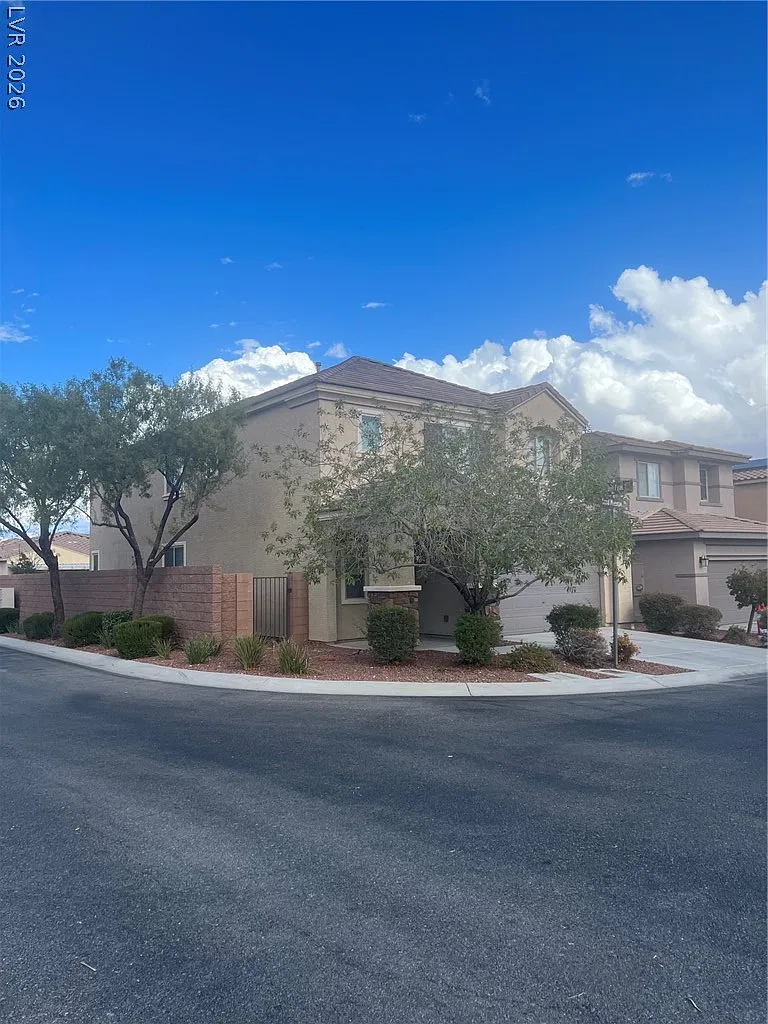 4 bed, 2.5 bath, 2601 sqft, $2,600 — Photo 2