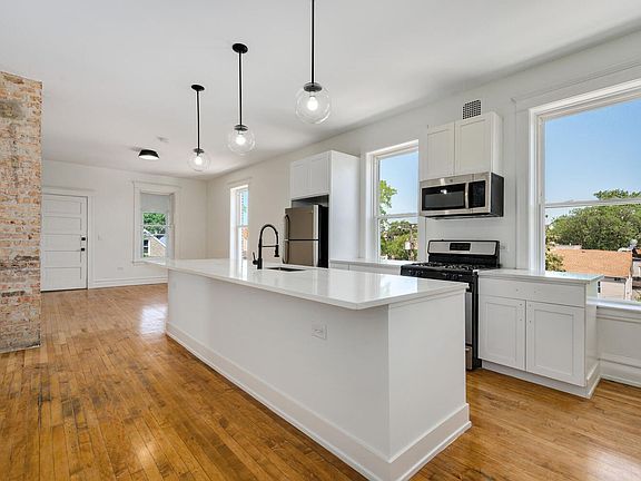 2nd image of 2320-24 S Sacramento Ave #1R