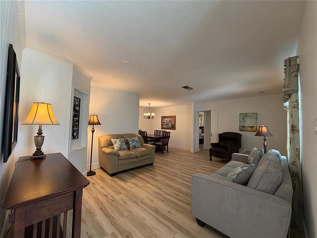 3 bed, 2.0 bath, 2017 sqft, $3,000 — Photo 2
