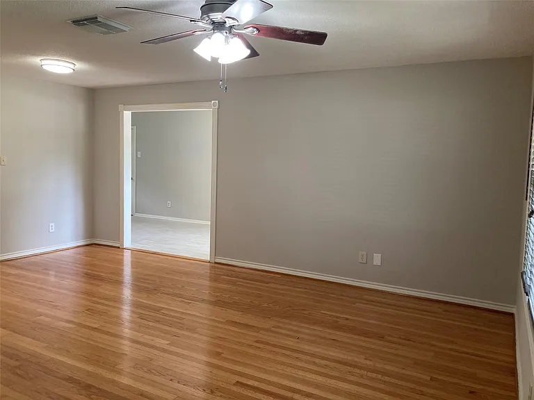 1605 Lamonte Ln — Photo 3