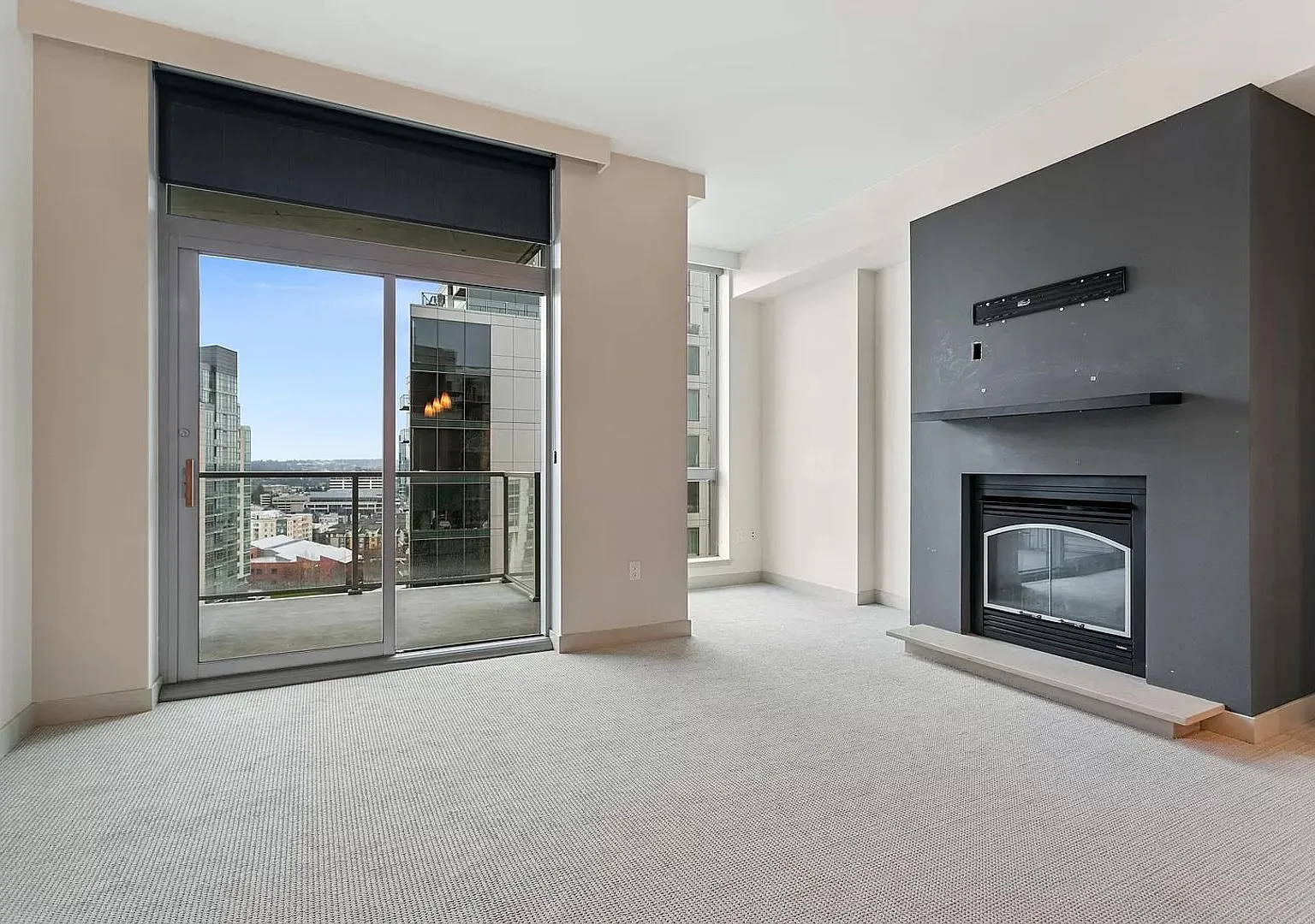 Gorgeous 1 Bed 1.5 Bath Condo in Washington Square for Rent — Photo 2