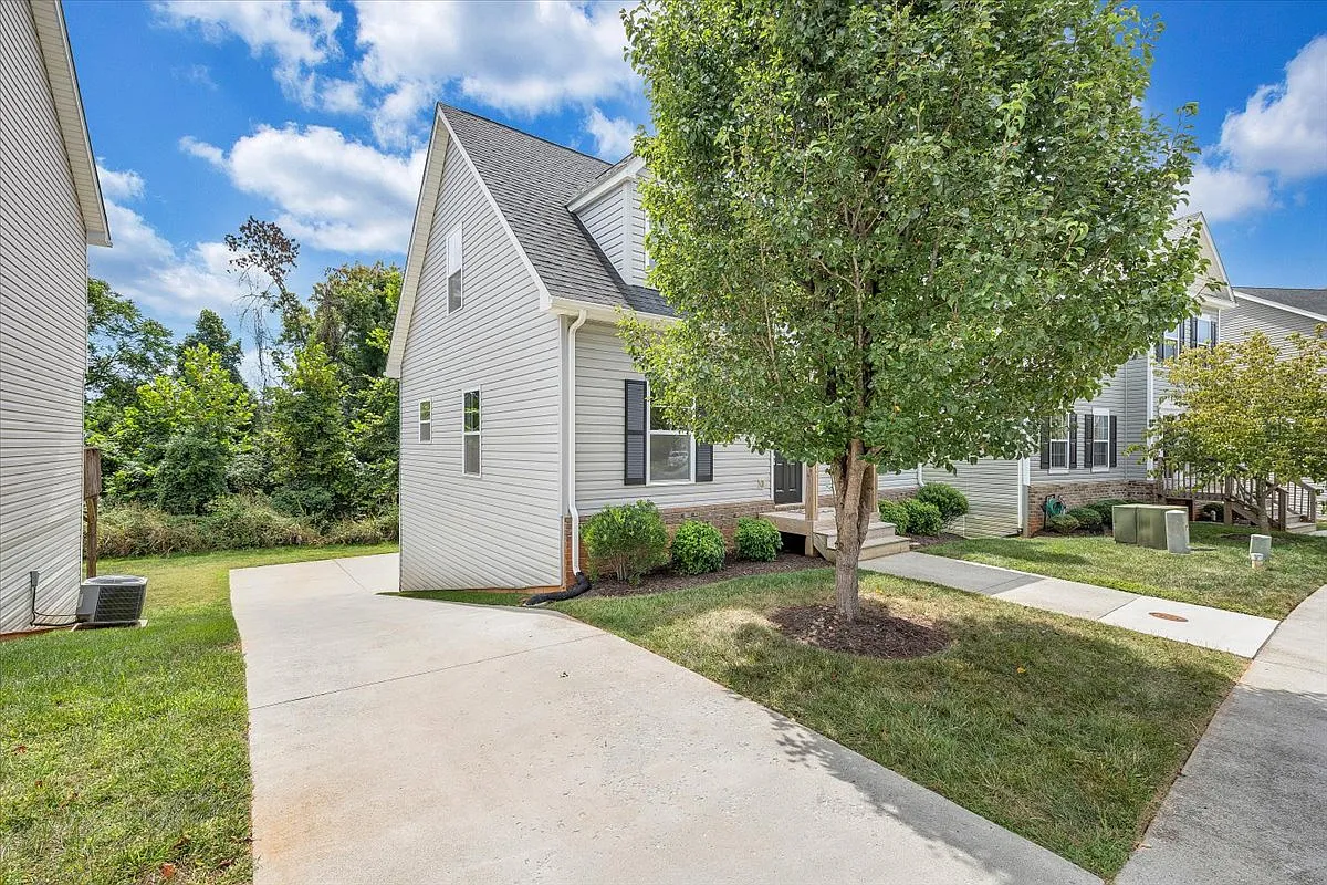 3 bed, 1680 sqft, $1,899 — Photo 2