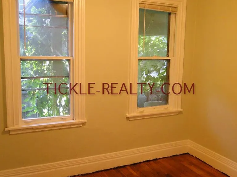 380 Oxford St — Photo 3