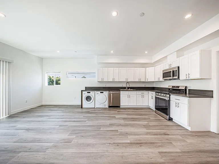 3015 Alsace Ave — Photo 76