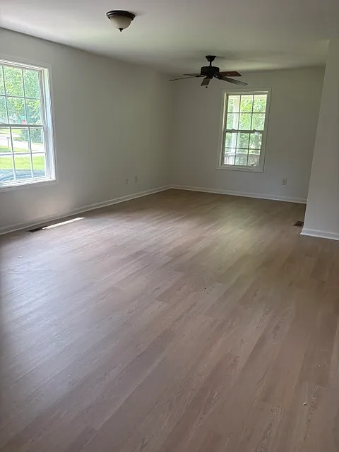 3 bed, 1.5 bath, 950 sqft, $1,300 — Photo 2