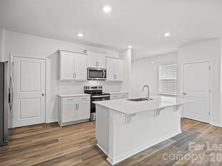 1010 Two Brothers Ln — Photo 6