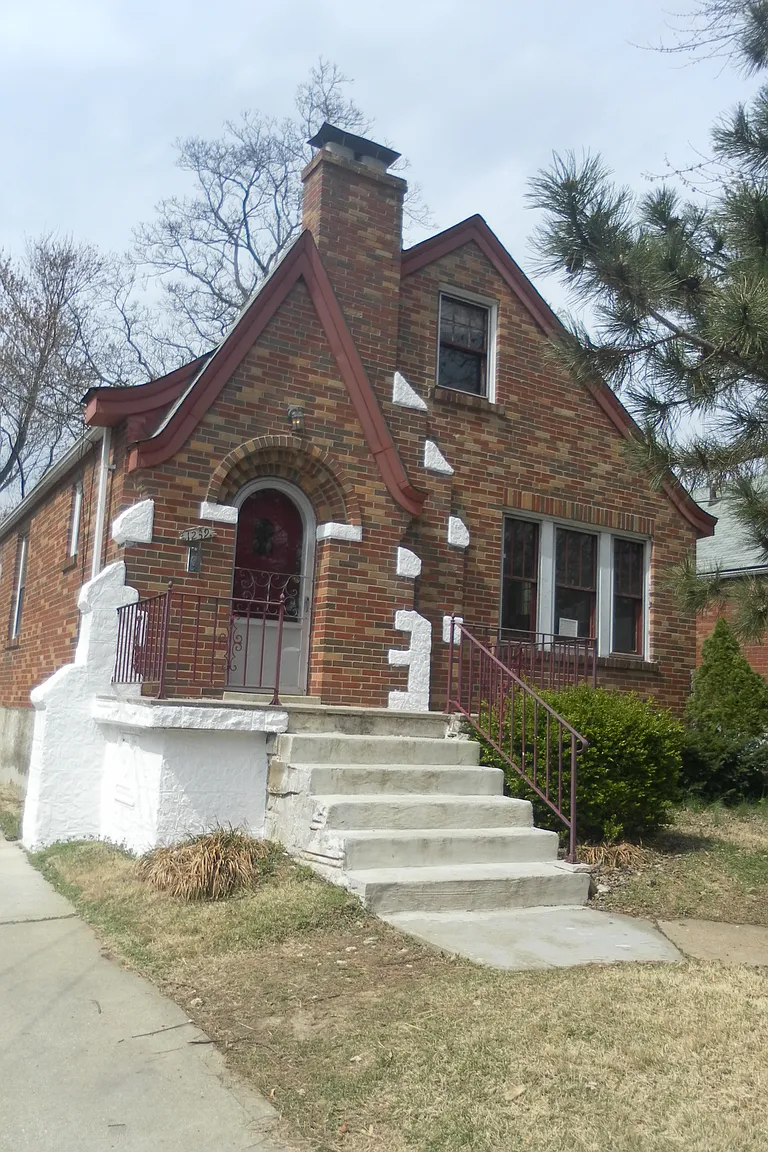 1239 Meyer St photo 1