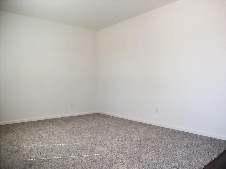 831 Lexington Ln — Photo 10