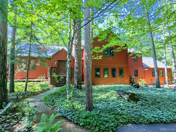 190 Timberlane Ln, Marquette, MI 49855