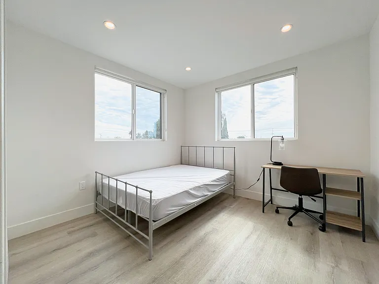 1353 1/4 W 37th St #4 — Photo 3