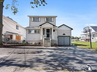 31110 Island Dr, Gibraltar, MI 48173