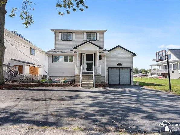 31110 Island Dr, Gibraltar, MI 48173