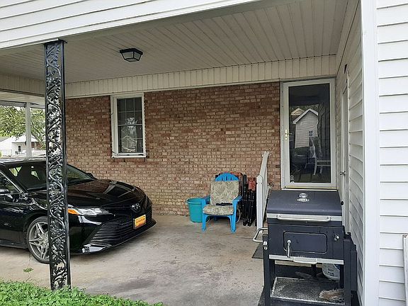 Side entrance from carport